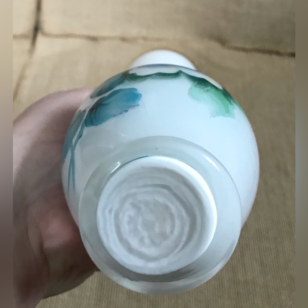 Vintage White Floral Glass Vase Hand Painted Grandma Cottage Core Romance - Picture 6 of 7